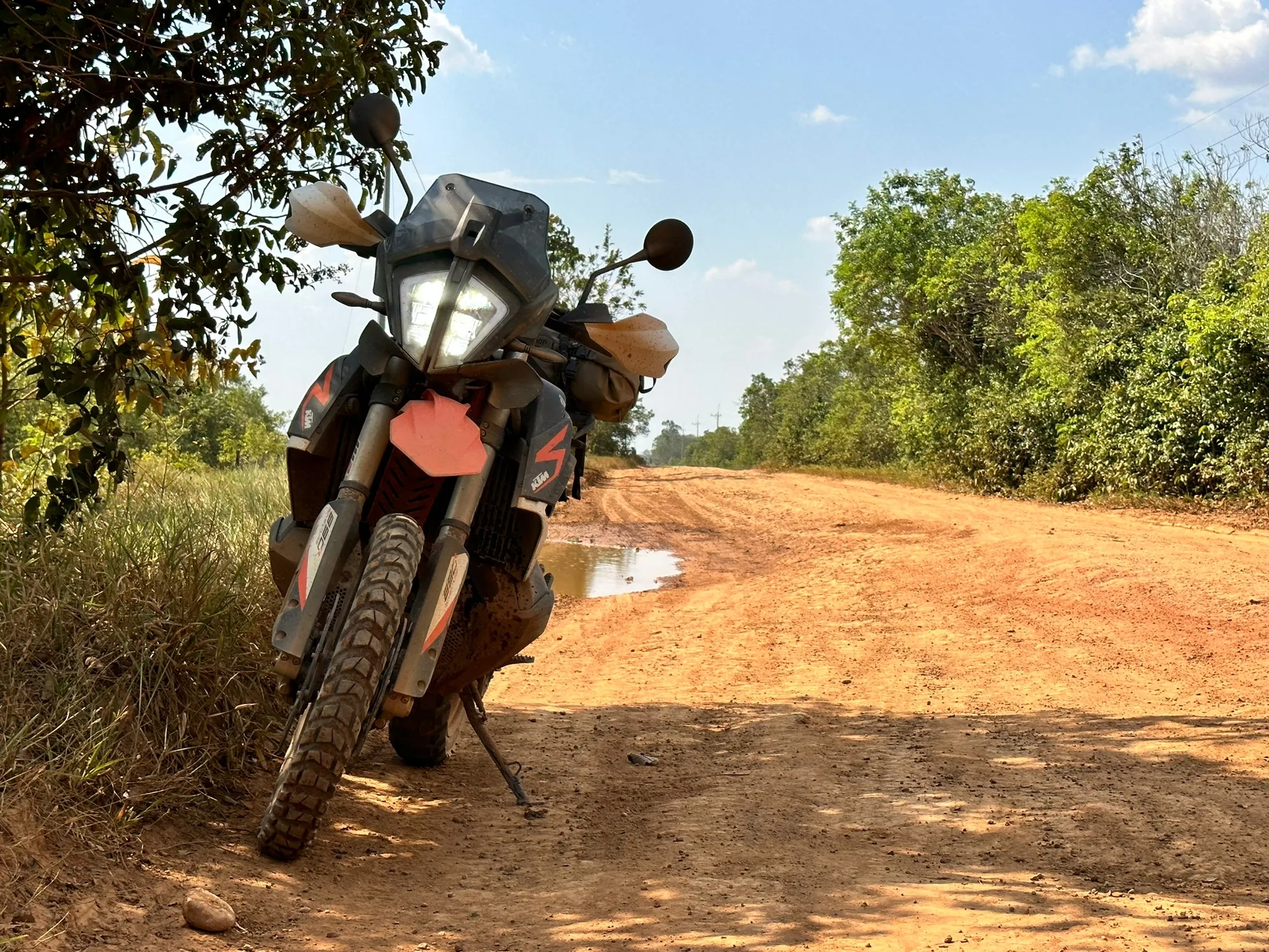 Motociclistas en sendero de montaña
