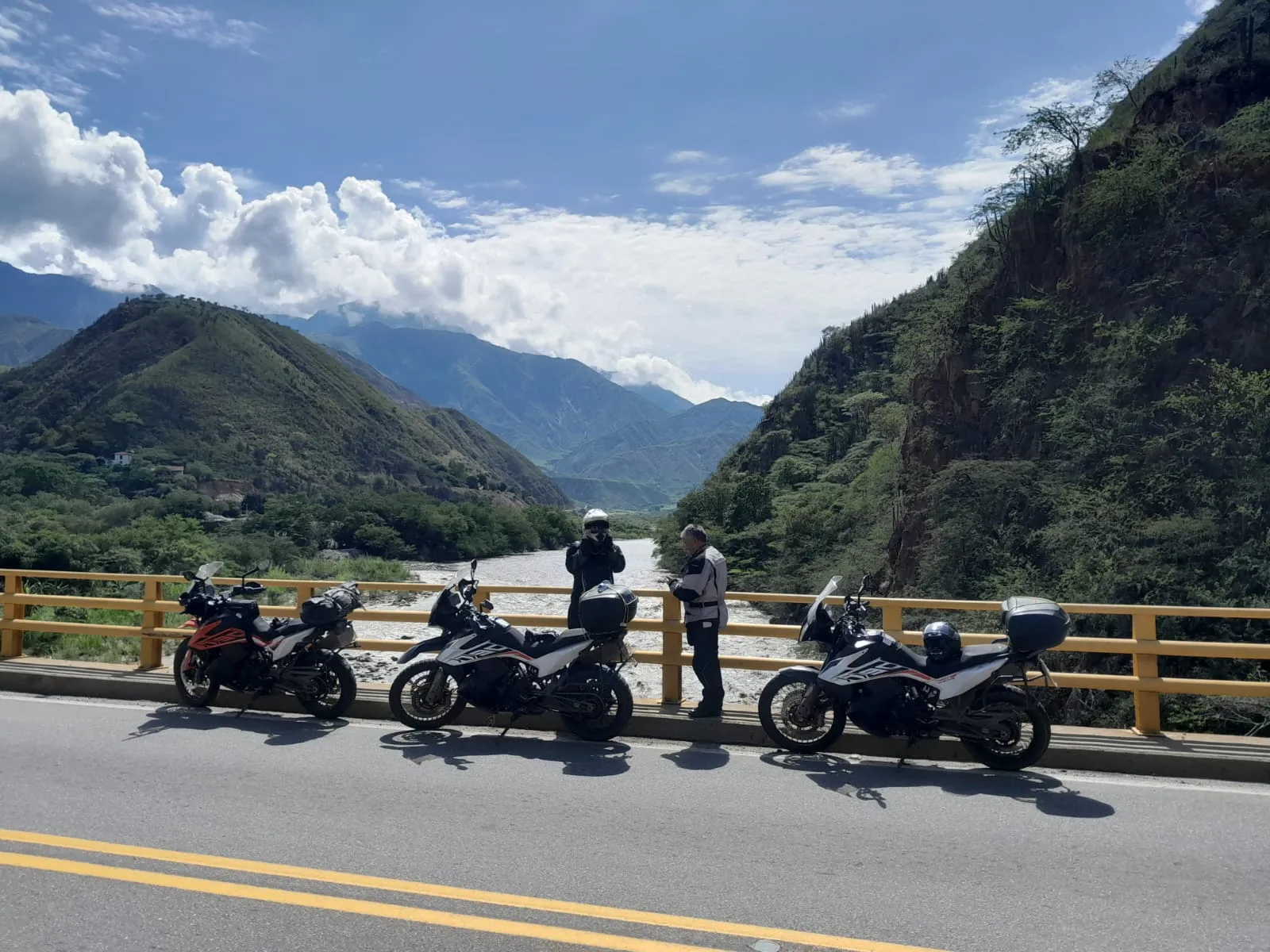 Motos KTM en carretera del cañón